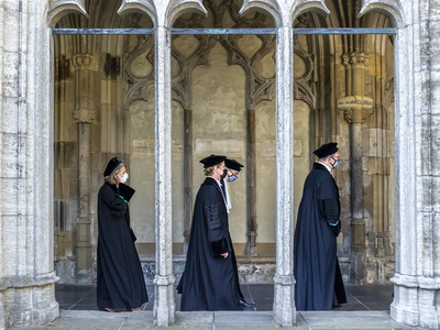 903838 Afbeelding van de stoet van hoogleraren tijdens de opening van het Academisch Jaar in de kruisgang van de ...